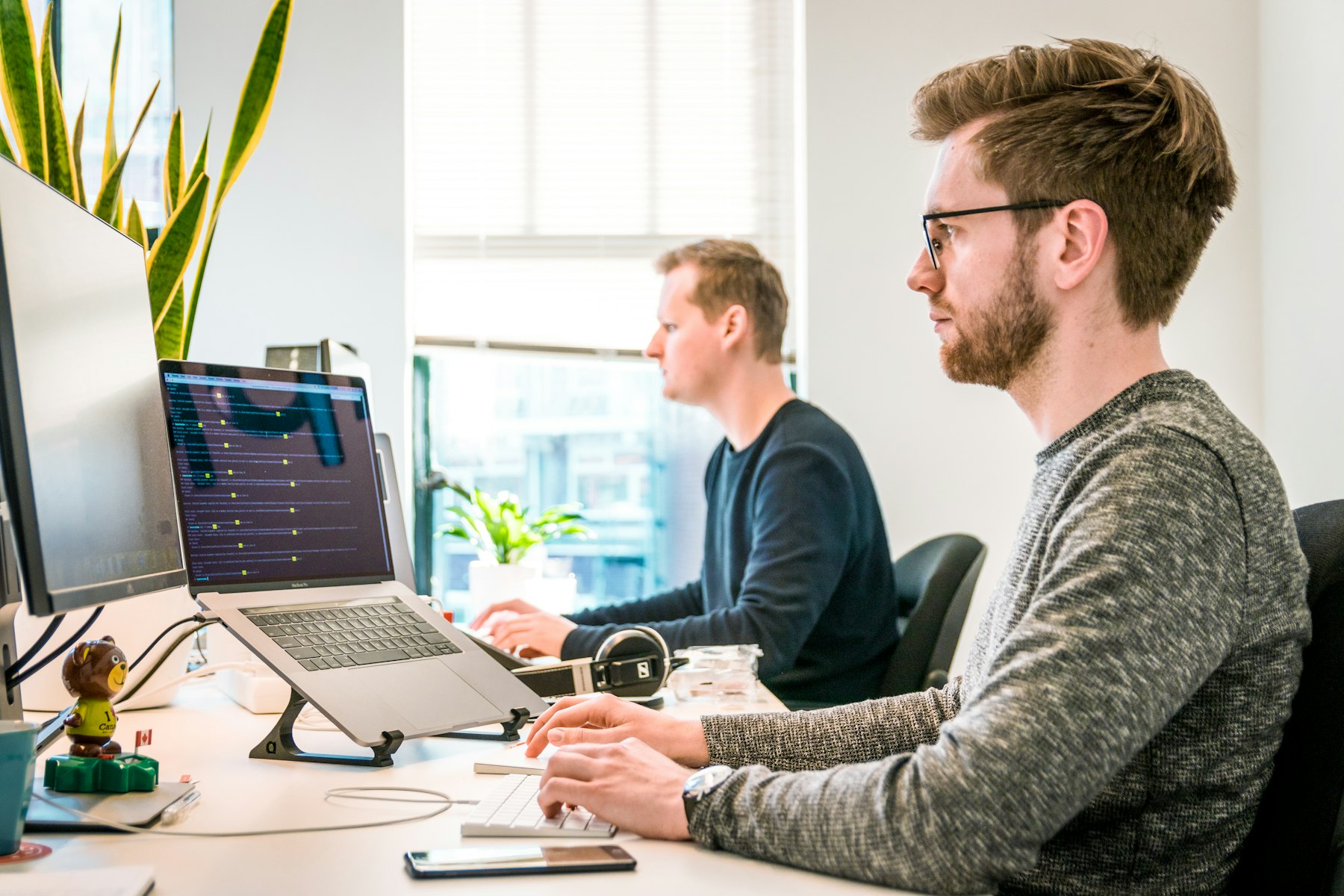 Twee mensen werken samen aan een website